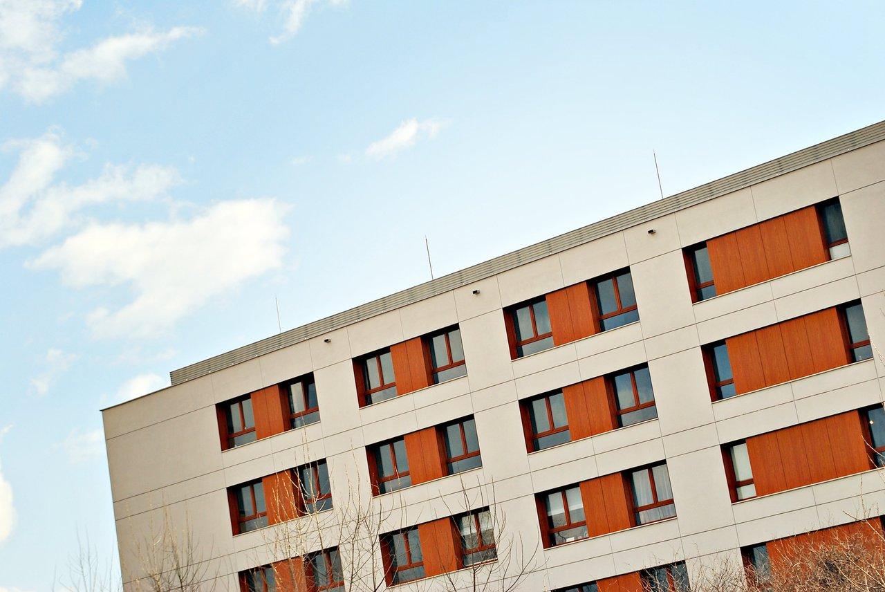 Façade moderne d’une résidence étudiante à Saint-Martin-d’Hères, idéale pour louer à des étudiants dans le Nord-Isère.