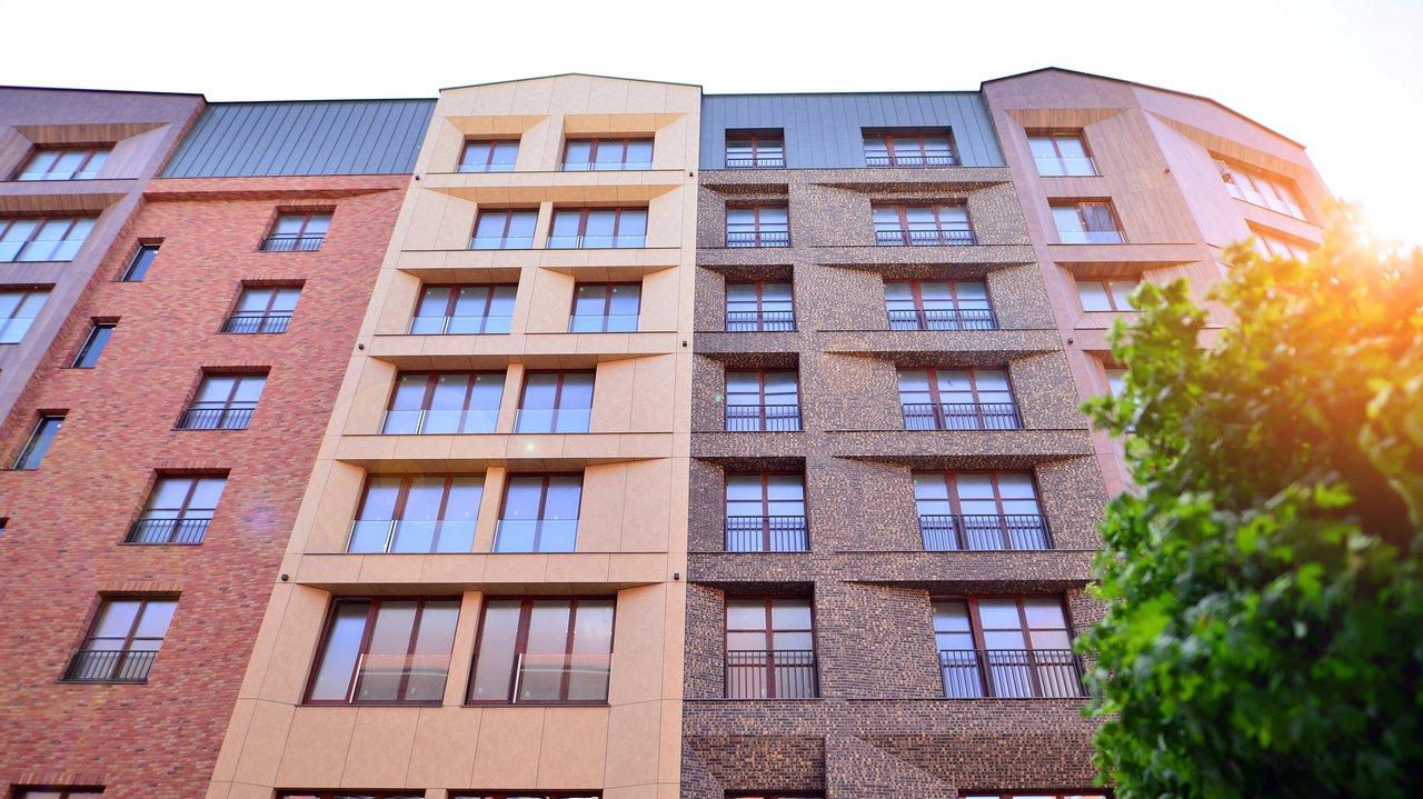 Façade typique d’un immeuble de rapport rénové aux Abrets, avec plusieurs appartements loués.