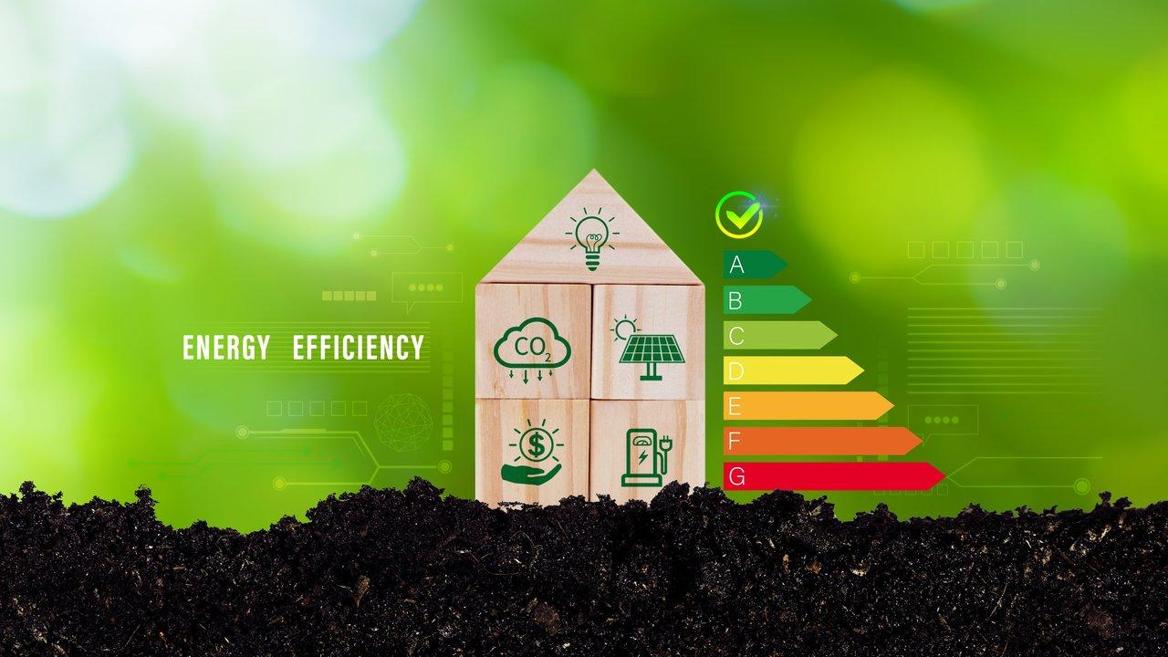 Infographie des étapes clés de rénovation énergétique d’un studio en Nord-Isère, avec priorisation isolation, chauffage et ventilation.