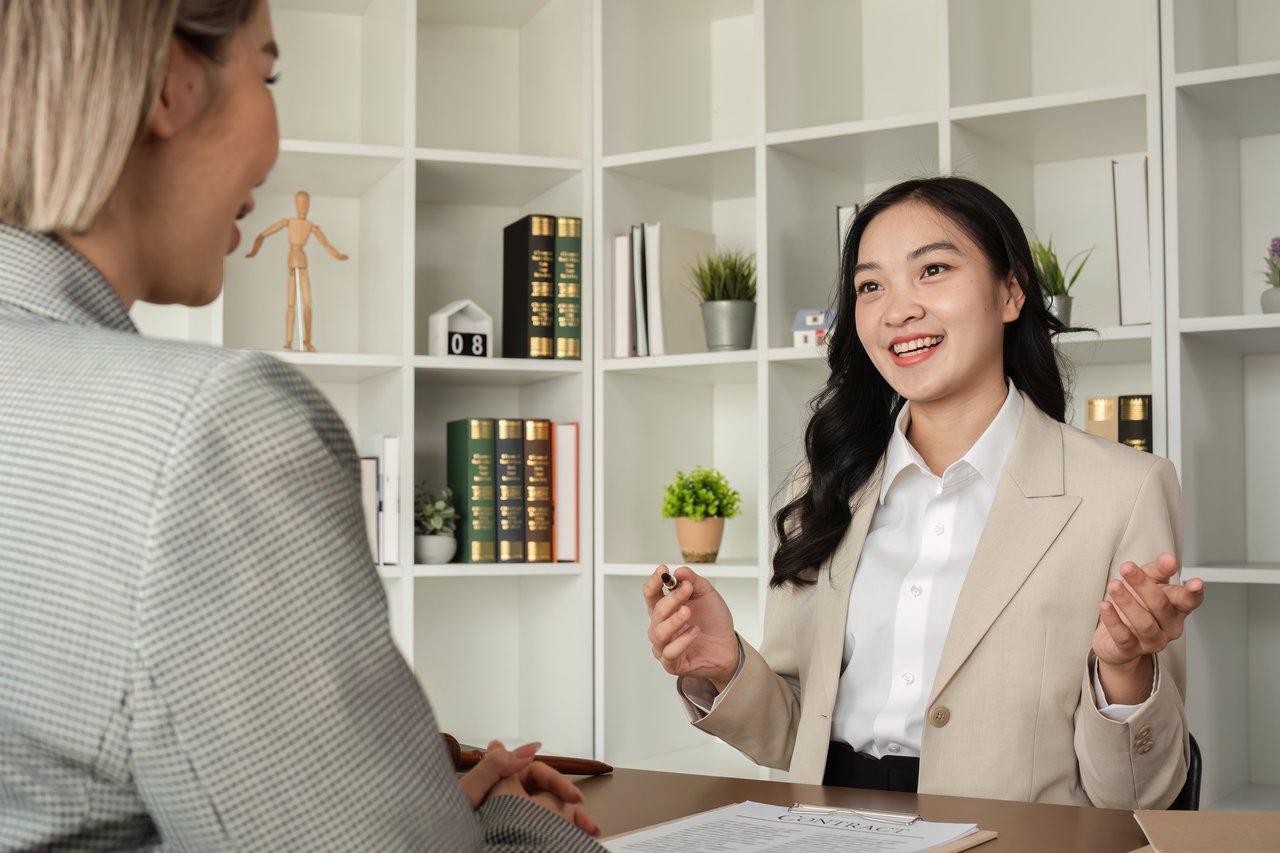 Jeune professionnel comparant des offres d'assurance emprunteur pour choisir la meilleure protection aux Abrets.