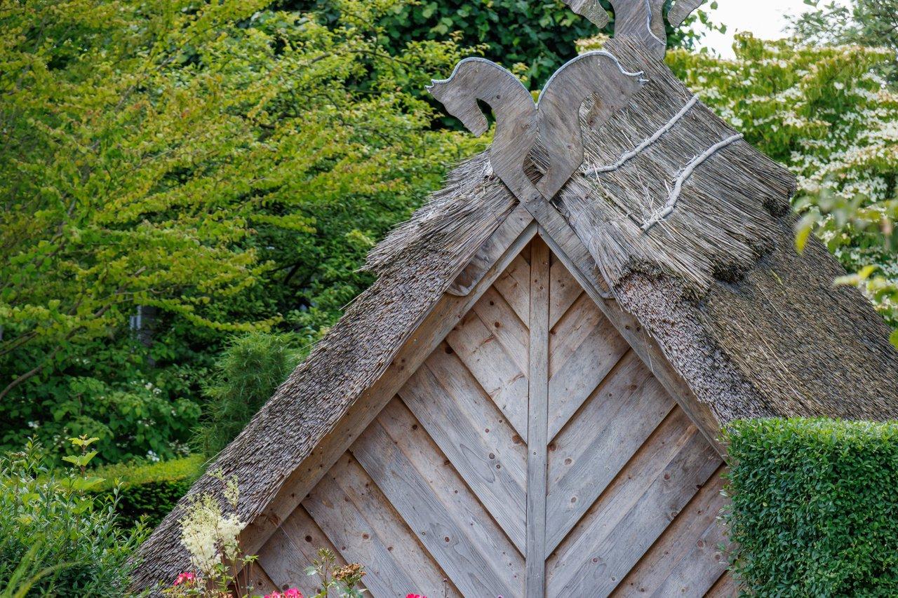 Maison traditionnelle aux Abrets avec dépendances en bon état et jardin valorisant, illustrant un exemple de traditional house garden outbuildings.