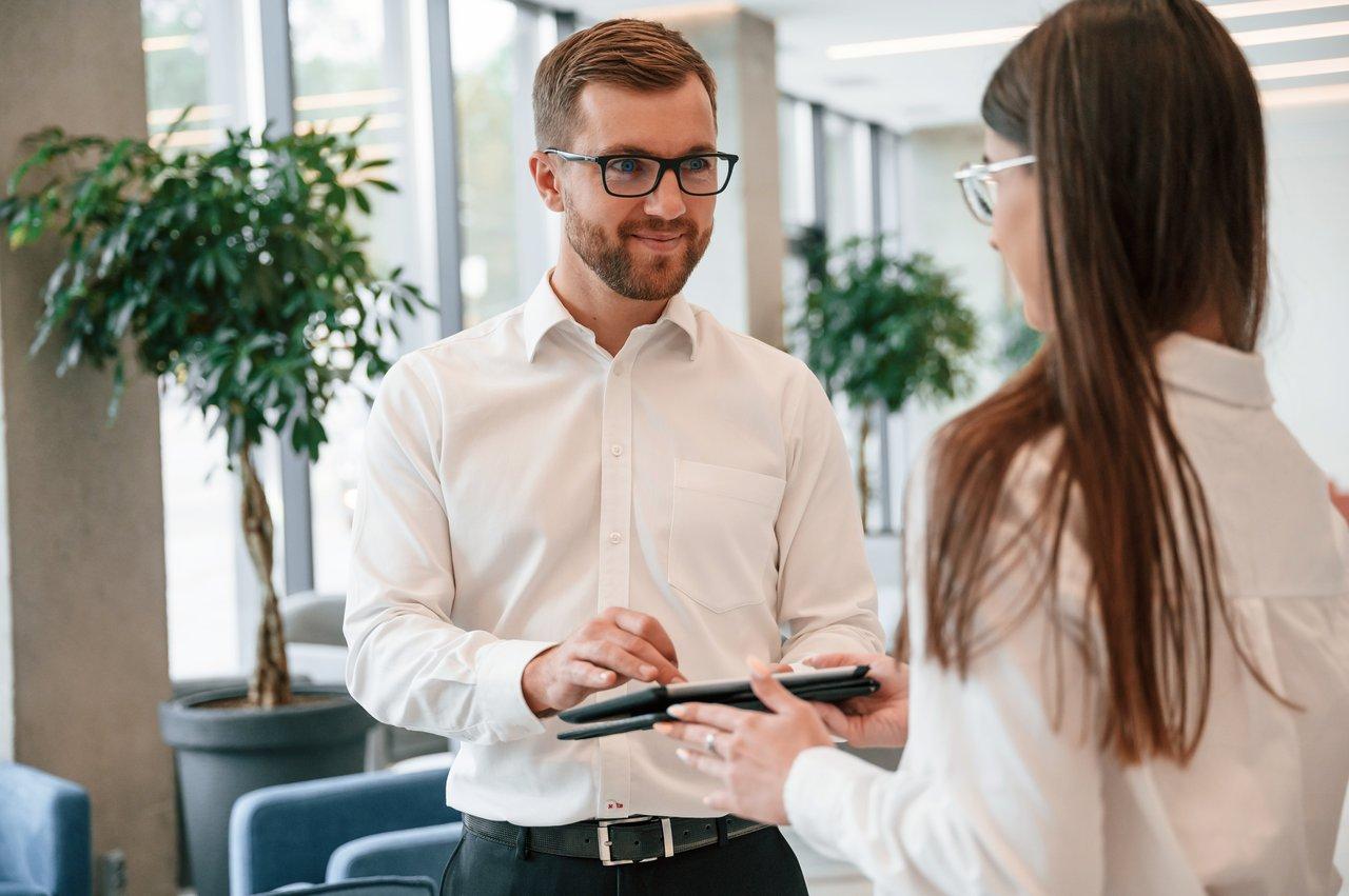 Une banque locale moderne aux Abrets avec un conseiller en discussion avec un client, illustrant un espace bancaire accueillant.