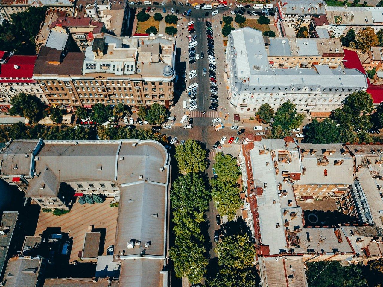 Vue aérienne du centre-ville des Abrets avec immeubles récents et commerces, illustrant l'évolution immobilière en 2026.