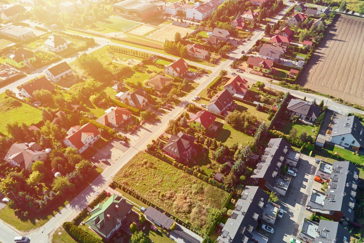 Vue aérienne d’un quartier résidentiel des Abrets au printemps, illustrant un spring residential neighborhood aerial view.